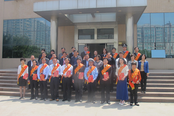 李小红荣获“十佳职工”称号